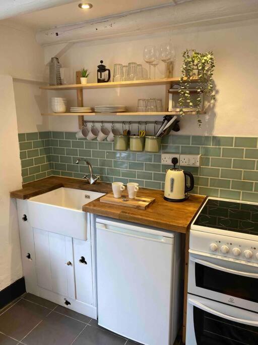 Seagulls Cottage, Touching Distance From Beach Mousehole Extérieur photo