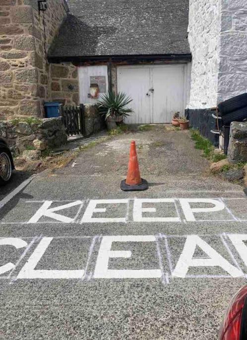 Seagulls Cottage, Touching Distance From Beach Mousehole Extérieur photo